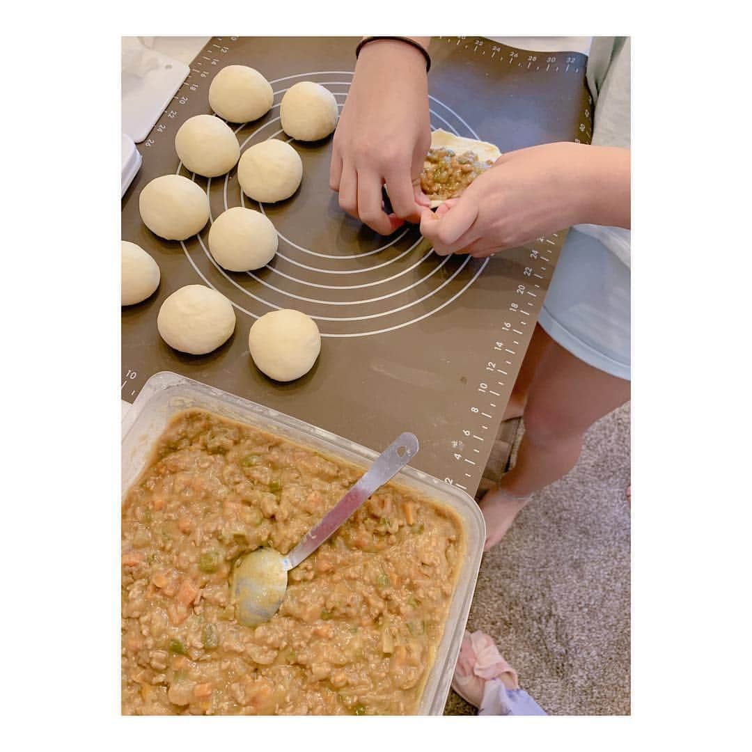 辻希美さんのインスタグラム写真 - (辻希美Instagram)「希空が焼いた焼きカレーパン(灬˘╰╯˘灬)♥｡･ﾟ  #希空作 #希空ベーカリー #焼きカレーパン #大好評 #揚げないカレーパン #ヘルシー ? #美味しかった」4月30日 18時40分 - tsujinozomi_official