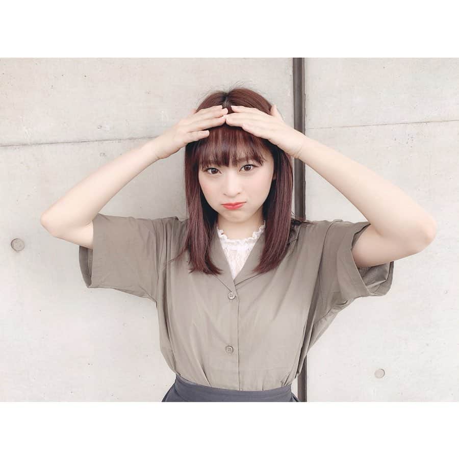 のインスタグラム：「#平成最後 の握手会ありがとうございました☺️✨ . 写真は撮ってもらってたら風が吹いてきて前髪ボサボサになりそうだったから押さえたの図。 . . 明日はポートメッセで令和一発目の握手会！ よろしくお願いします！！ . . #ぴよふぁっしょん #fashion  #ジワるDAYS #幕張メッセ #SKE48 #idol #instagood」