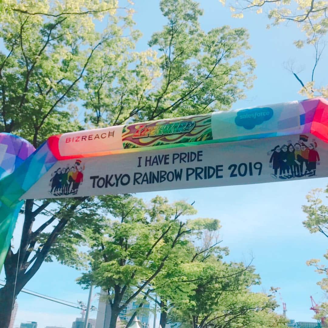 東小雪のインスタグラム：「東京レインボープライドに参加しました！ 例年以上の盛り上がりで、本当にたくさんの方が参加していました。時代の変化をダイレクトに感じてきました。皆さま、おつかれさまでした！ #trp #TRP2019 #TRP2019 #パレード #東京 #代々木公園 #東京レインボープライド #tokyorainbowpride」