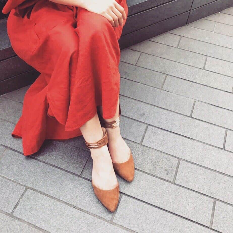 CARNET OFFICIALのインスタグラム：「ワンピースにもぴったりな一足👠 2.5㎝ヒールのウエッジヒールなので楽に可愛く履いていただけます🌟 お色違いは @daniella_and_gemma のアカウントでもご覧いただけます💕 ◾️DA-151-1902 ¥18,000＋tax -------------------------------------------- #daniellaandgemma  #ootd #cordinate  #二子玉川ライズ  #ライズインスタ部 #新丸ビル #ダニジェマ #ウエッジソール  #fashion  #旅行コーデ  #ワンピースコーデ」
