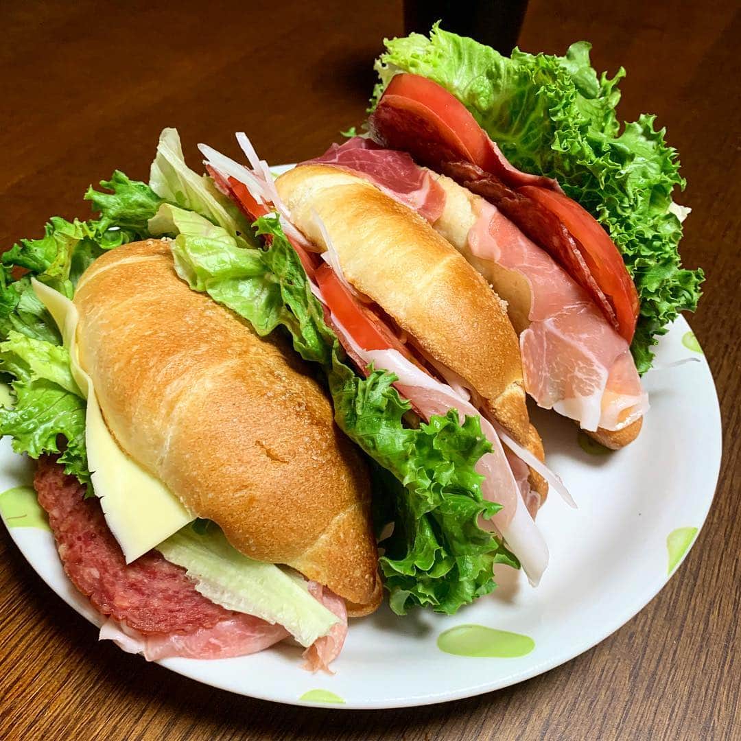 かわうちきっぺいのインスタグラム：「かみんぬすーぬ #さんうぃっち #サンドイッチ」