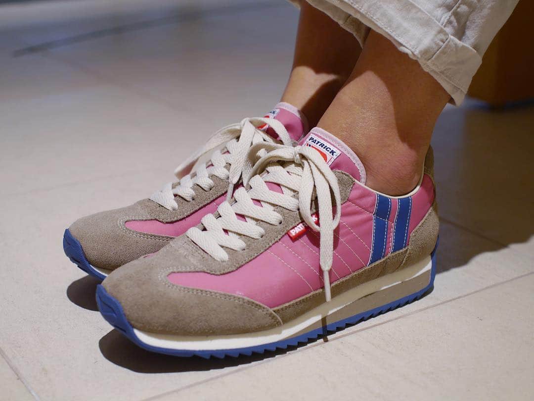 パトリックラボのインスタグラム：「. 人気モデル「MARATHON」より復刻カラーが入荷いたしました！ 2012年の秋冬コレクションで展開していた『J.FSH（ジェリーフィッシュ）』。 鮮やかなピンクにベージュを合わせ、アクセントにブルーが入ることで、男性にも使い易い仕上がりになっております。 PATRICKで随一のクッション性は、旅行の際にも大活躍間違いなしの一足です。  MARATHON（マラソン） J.FSH  #patrick_labo #patrickshoes #sneaker #sneakers #shoes #kicks #靴 #instashoes #instakicks #sneakerhead #sneakerheads #nicekicks #sneakerfreak #kickstagram #shoestagram #patrickshoes #パトリック #パトリックスニーカー#madeinjapan #french #patrickpeople #2019ss #patrick新作情報 #復刻カラー #marathonシリーズ #クラゲ #春スニーカー #夏スニーカー #カラフルスニーカー」