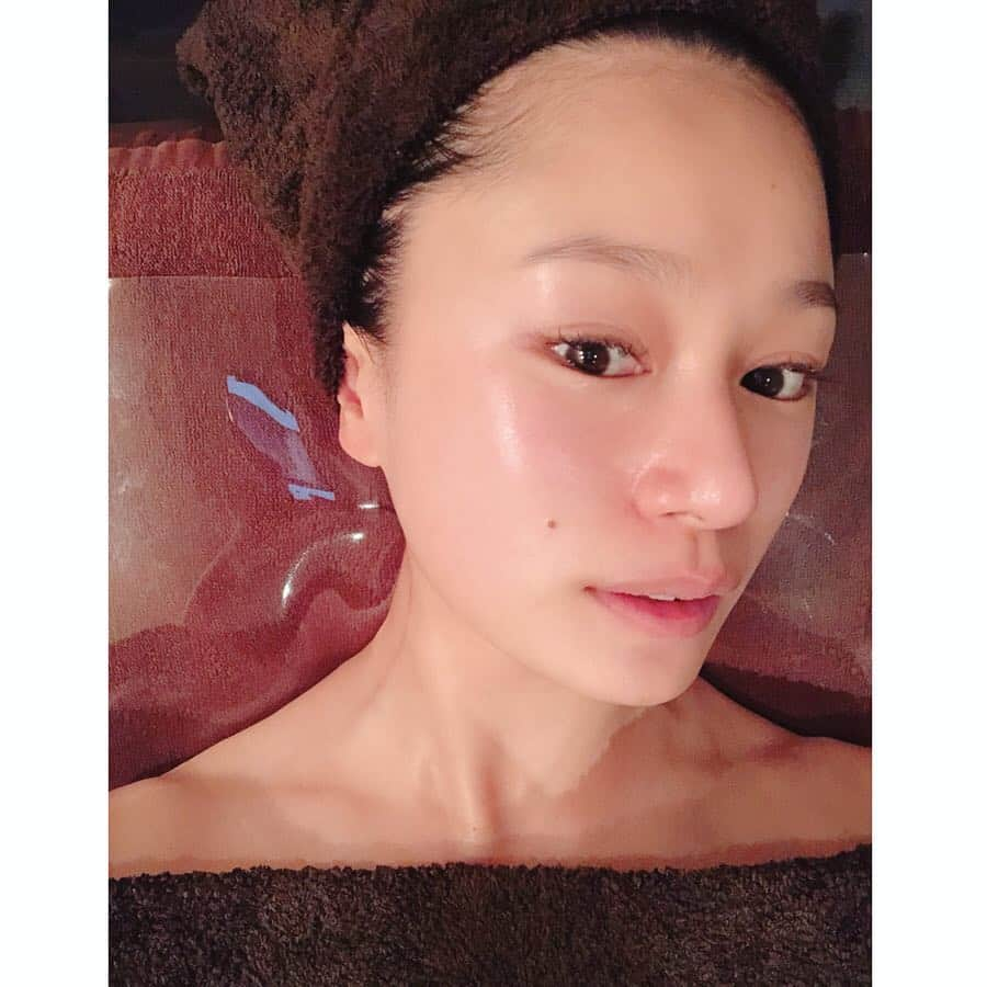 青木英李さんのインスタグラム写真 - (青木英李Instagram)「先日広尾にプレオープンしたTotal Beauty Space【＆BEAUTÉ】に行ってきました☺︎ ・ ボディーやフェイシャルトリートメントをはじめ、小顔・骨格矯正のオールハンドマッサージ、最新機器を使った痩身コースなどとにかくメニューが豊富なうえ、#美容 と#健康 に特化した最新のインナービューティーカフェも併設されていたりと…#美容マニア にはたまらない新感覚のビューティースポットでした♡♡ ・ 普段エステやクリニックには全く行かない私ですが、今回は気になっていた#ハーブピーリング を初体験♫ 100%天然成分のオーガニックピーリングは、剥けないのにお肌が毛穴レスなツヤツヤ#美肌 に生まれ変わってビックリ！！衝撃の効果はスワイプで▶︎▶︎ ・ 小顔マッサージ付きで、背中〜首肩まで溜まっていたゴリゴリ(老廃物)もしっかりほぐれて軽くなり、顔も一回りくらいスッキリして気持ち良かった〜 帰りは併設されているカフェの#デトックスコーヒー を持ち帰り♫気になるメニューが沢山あったので、また次回訪れるのが楽しみっ ・ ・ #広尾 #恵比寿 #エステ #カフェ #andbeaute #デトックス #オーガニック #インナービューティー」4月30日 13時24分 - eriaoki_official