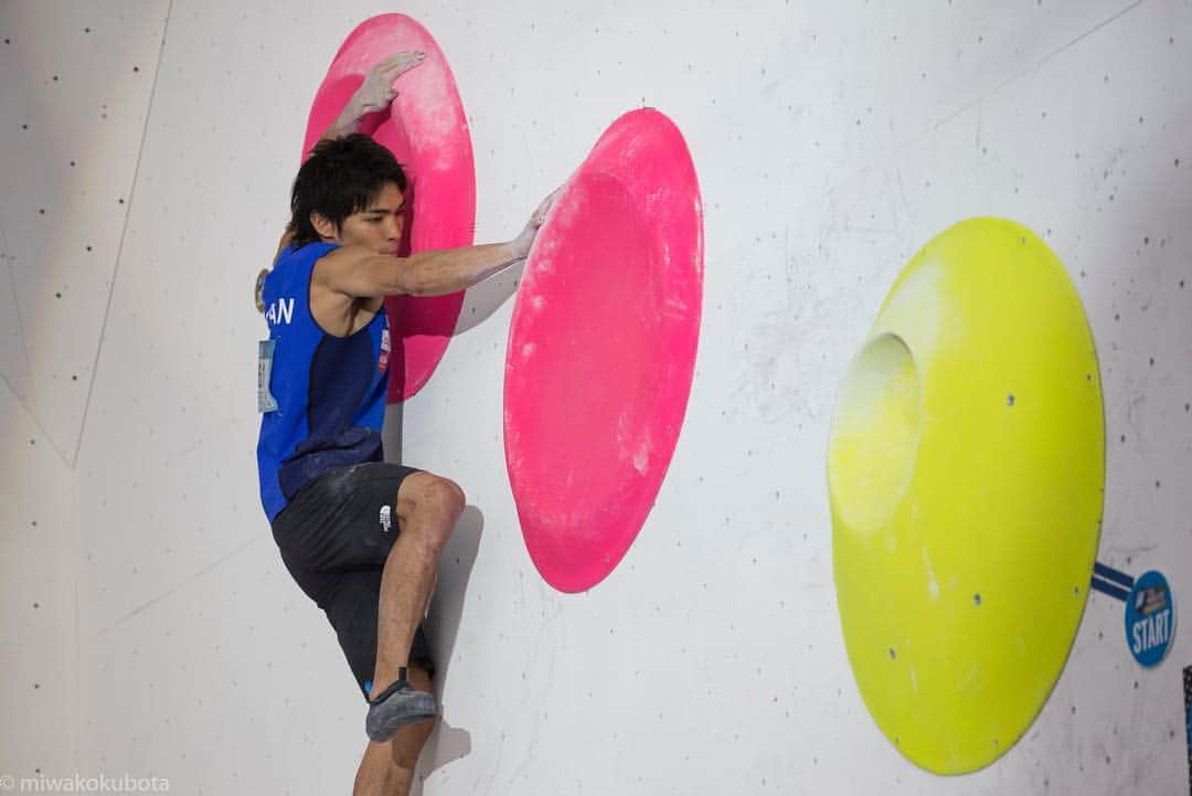 楢崎智亜さんのインスタグラム写真 - (楢崎智亜Instagram)「The 3rd Boulder World Cup in Chongqing is over. I had a high fever around 40°C (104°F) just before departing Japan. I was about to cancel China trip.  Eventually I decided not to go for Speed and focused on Boulder. Then I finished in the 2nd place.🥈 In the final, I made a wrong starting position, which caused 1 attempt. And that attempt brought me the silver medal....🤦🏻‍♂️💥 I could win if I made 4 tops though. My simple faulty move, just one attempt... I must regret how I’m not good at the definitive moment.  During the competition, one little mistake influence results. I must control my health and everything.  Coming weekend is another game in China. I will prepare for it!  Thanks for all Gamba. Congrats for his first victory @manu_cornu !👏🏻• • • WORLDCUP第3戦、重慶大会が終了しました！ 大会出発前に40度近い高熱を出してしまい、参加が危ぶまれましたが、スピードをキャンセルさせてもらい、ボルダーでは何とか2位になることが出来ました。🥈 決勝では、スタートポジションを間違い降ろされてしまいました。そしてその1回のアテンプトが響き2位に終わりました。4完登する実力があればよかったのですが、初歩的なミスで優勝を逃してしまい反省しています。  大会では、小さなミスの積み重ねが結果に大きく現れてしまうので、体調管理はもちろん、自分自身をもっと完璧にコントロールしていきたいと思います。  また来週も中国でWORLDCUPがあるので、体調を万全にして望みます。  応援ありがとうございました。 初優勝のマニュ、おめでとう！👏🏻• • • photo by miwakokubota @au_official @thenorthfacejp #アイディホーム @air_sleeptechnology @frictionlabs」4月30日 13時20分 - tomoa_narasaki