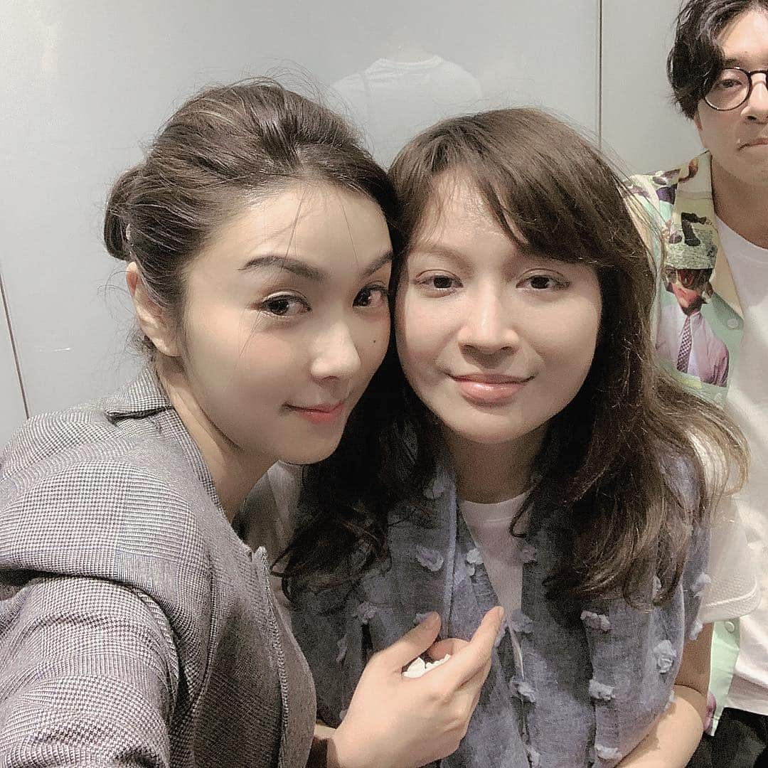 フィオナ・シットさんのインスタグラム写真 - (フィオナ・シットInstagram)「A crazy night , really creating memories la. @eedithxx next time no need so special la , we better have more positive thoughts before choosing our entertainment of the night next time 😂. 題外話很想幫 @kwanwailun65 問大家，小時候是不是不會吃生菜，大人是不是每個一定會吃？ laugh die me inside joke @eedithxx」4月30日 13時21分 - physit