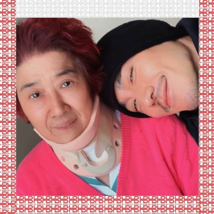 フー・ビンのインスタグラム：「The wait is over! I’m finally relieved from the intenseness and fear of my mom’s surgery and it was a total success! I have to thank Shanghai Changzheng Hospital and the experts who took care of my mom with 100% dedication and professionalism. All I can think of right now is “miraculous remedy” that Dr Yuan has given to my mother and words really can’t describe how grateful I am to him and the team! 给你一万个感谢🙏🙏🙏」