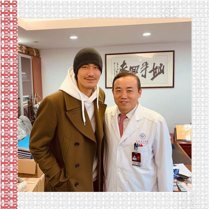 フー・ビンのインスタグラム：「Can you believe it! My mom can walk one day after the surgery! She used to be a professional athlete and has been adapting a very healthy lifestyle for many decades. I think being in a healthy form is critical for anyone who wants to live their life to the fullest. Dr Yuan suggest that to minimise the chance of having a neck issue, try not to look at the mobile all day and start swimming!」