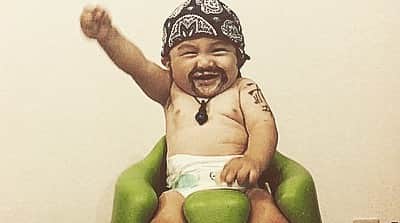 齋藤美波のインスタグラム：「👳🏾‍♂️👳🏾‍♂️👳🏾‍♂️ ✴︎ ついに今日4月30日 #平成最後の日 ・ 昭和の最後の年に生まれたから "昭和最後の女"って言いまくって昭和の人！感 あったけど、実際生きてきたのは平成なんだよなぁ🙄笑 色んなこと思い返すね😌 平成の最初と最後を生きてこれて そして時代を跨げる事がすごく貴重な気がして 幸せ感じる。 ・ 何だかんだで名残惜しいわ..... 明日から令和start🌈 平成よりも更にいい時代を子供達には 生きていってほしいな♥️ ・ さぁ今日は平成最後の日。 平成カウントダウンを3monkeesで 過ごす予定だったけど然くんの体調考えて 無くなったから家族でPartyでもしますかね😏🥂 って言っても大して普段と変わらないけどな笑 ・ 平成よ、ありがとう。 #写真は全然関係ない #いつだかの余興撮影 #お気に入り #テーマはロッケンロール …………………………………………… #平成31年#最後の年#最後の日#平成ありがとう#さようなら#生きてきた31年#青春#思い出#感謝#名残#heisei#lastday#20190430#thanks#hello#reiwa#start#babyrock#rock#cute#love#goodbye」