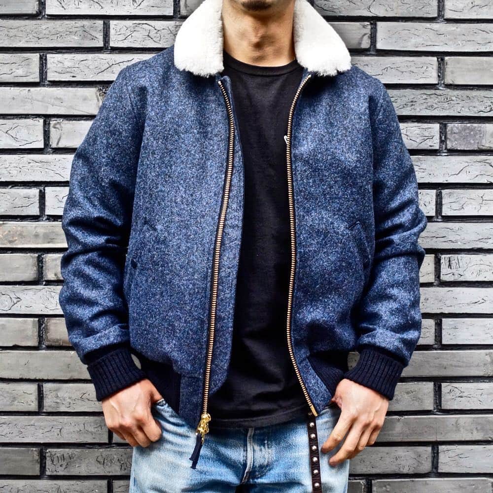 のインスタグラム：「. 【本日、DEHEN新作受注会最終日！】 Flyer's  Club Jacket -Blue Mix/Off White Trim- . MA-1やB-15など、さまざまな軍用のフライトジャケットからヒントを得て、製作された“Flyer's Club Jacket”。 . このモデルは、まさに随所に散りばめられたディテールにこそミリタリー要素が多く詰まっていますが、今期新色としてラインナップされたBlue Mix/Off White Trimは街着としても愛用しやすいカラーとなっています。 ウール、ワックスキャンバスの2型ともに裏地にはヘビーウェイトのオレンジサテンライニングを装備しているため、着脱もスムーズです。 そして、襟にはボリュームのあるムートンがぎっしりと備わり、首元を寒さからシャットダウン。ファッションとしても楽しめ、さらに防寒性と保温性の高さも兼ね備えたディテールを是非店頭でお確かめください。 . このモデルは、ウールバージョンとワックスキャンバスバージョンの2パターンからお選び頂けます。 . #dehen #knitting #since1920 #99th #oregon #portland #madeinUSA #FlyersClubJacket #wool #mouton #waxedcanvas」