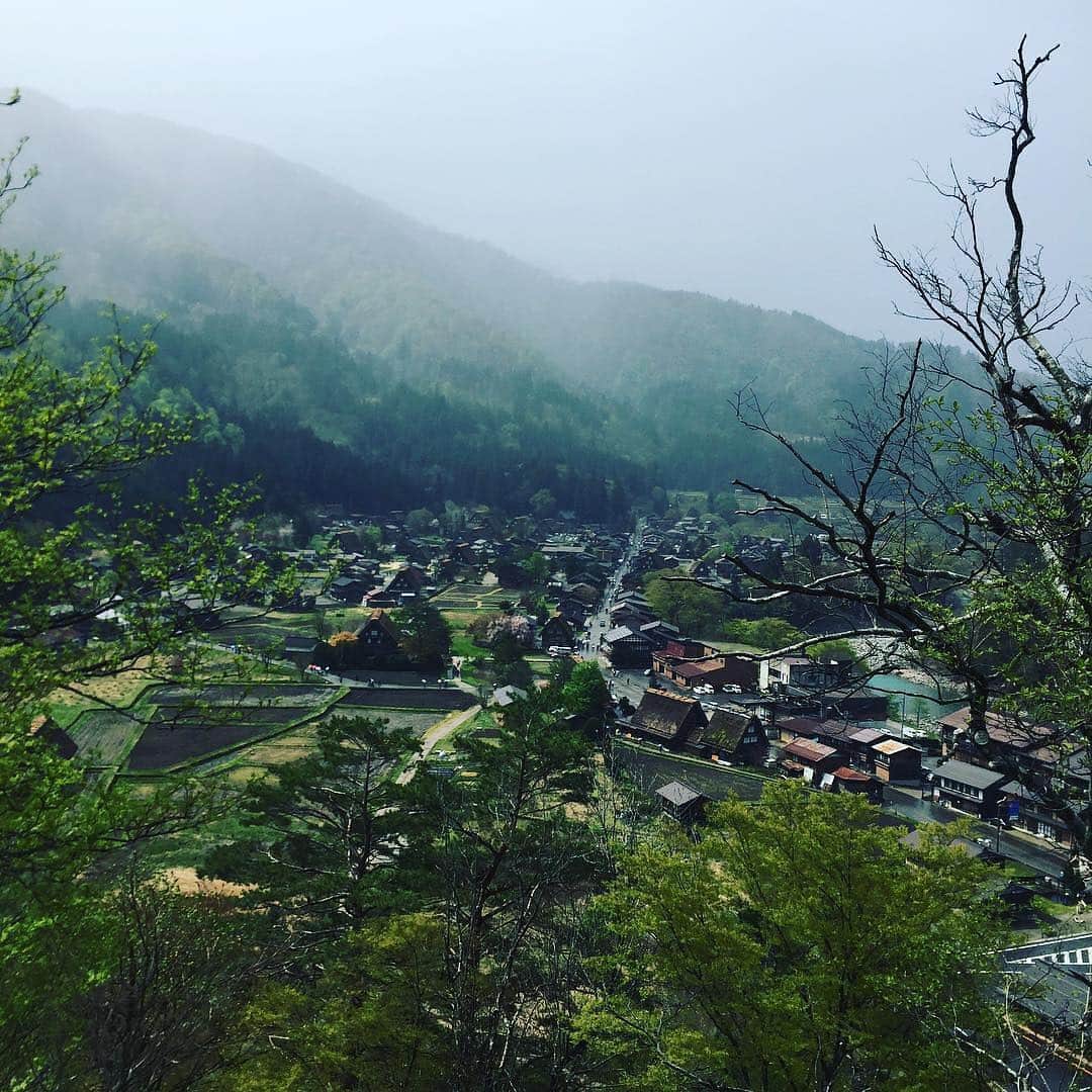 のインスタグラム：「こんにちは。 昨日は松本のみなさん 歓迎してくださり、 ありがとうございました😊 楽しかった松本から岐阜に入り、 今日はあいにくの雨ですが、 早起きして入場規制前に 白川郷へ行ってきました。  朝ごはんは 合掌造りのお蕎麦やさんで 自然薯とろろと 飛騨牛ミニステーキ丼いただきました😋 （待ちきれず写真の前に食べ散らかしてすみません）  雨は降ってますが、 奇跡的に晴れて展望台から素敵な景色✨  残りのGW、 みなさまも素敵な時間を お過ごしください^_^  #リンネル #白川郷 #岐阜 #世界遺産 #朝ごはん #合掌造り #GW」