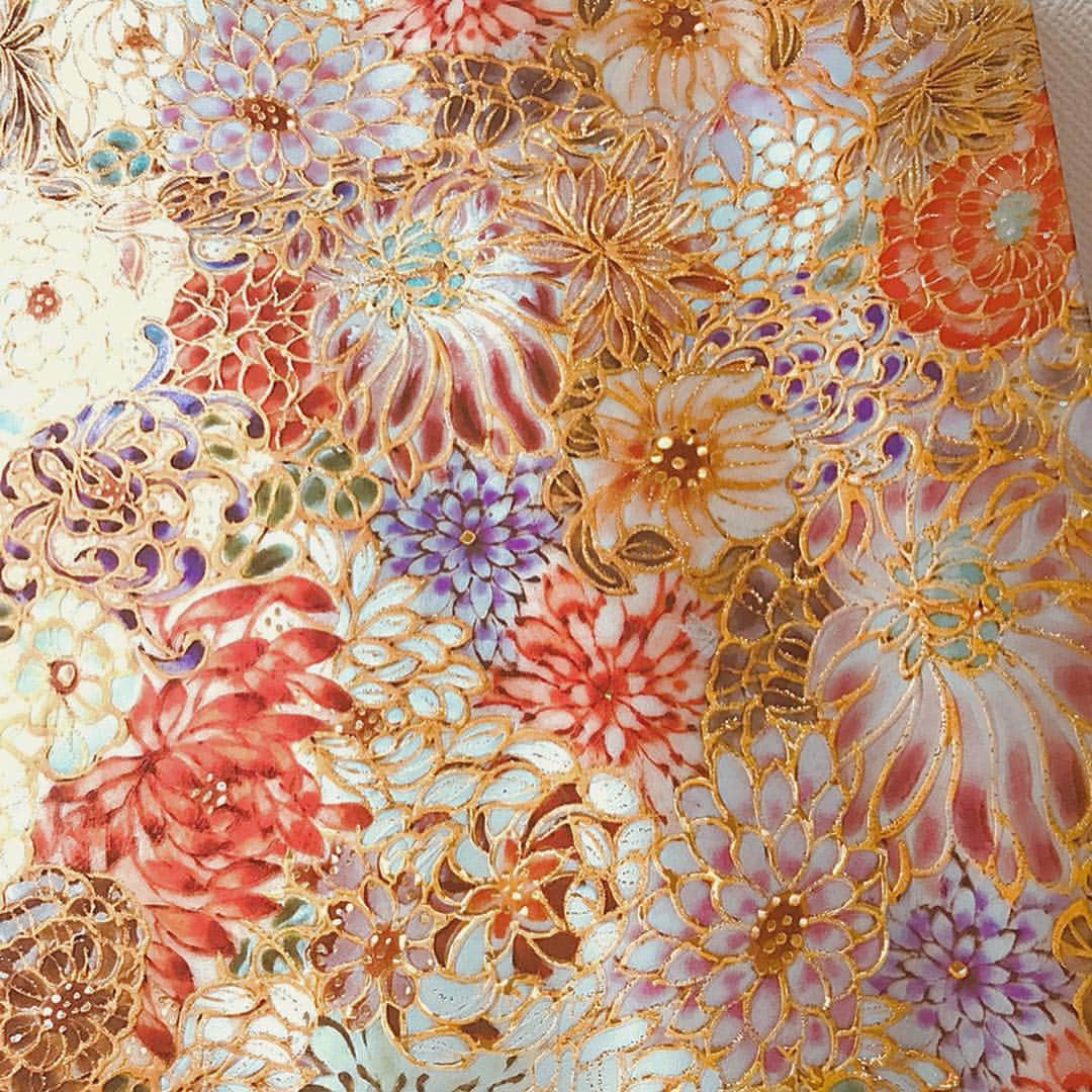 藤森香衣さんのインスタグラム写真 - (藤森香衣Instagram)「菊と小花。 @kazumiryu365 からのプレゼント😊  作品名「小花詰め Kikka」  一瞬、イタリアのかと思ったら、亀江道子さんという日本人の方のデザイン。 「京薩摩焼」の伝統技法を用いながら、 陶磁器に色絵金彩で絵付けを施した作品をノートなどにしたもの。  平成最後の日に思うことは、 「平和」であるからこそ、アートもアーティストも技術や才能を開花できる。 ・ 現に“数百年平和だった江戸時代”に、日本人の美意識は 世界に類を見ないものへと昇華していた。  なので、亀江さんのようなアーティストは、 日本と世界の未来への希望だと思う。  令和も、戦争のない平和な世を築けますように🕊  Artwork #michikokamee  The name “Kikka” translates from the Japanese word for chrysanthemum.  Similar to the cherry blossom (sakura), the chrysanthemum is a revered national symbol of Japan.  This design was created in the traditional “Satsuma” style (17th–19th centuries), with gilded polychromatic enamel overglaze applied to the surface in a variety of delicate brush strokes.  #art #Flower #design #note #pencase #japan #handmade #instagramjapan  #菊 #小花柄 #陶磁器 #模様 #亀江道子 #アート #陶芸家 #大人な贅沢  #ノート #ペンケース #伝統 #文化 #日本 #美意識 #美しい #芸術品 #美術品 #平成最後の日 #平和 #令和 #ありがとうございます」4月30日 13時29分 - kaefujimori