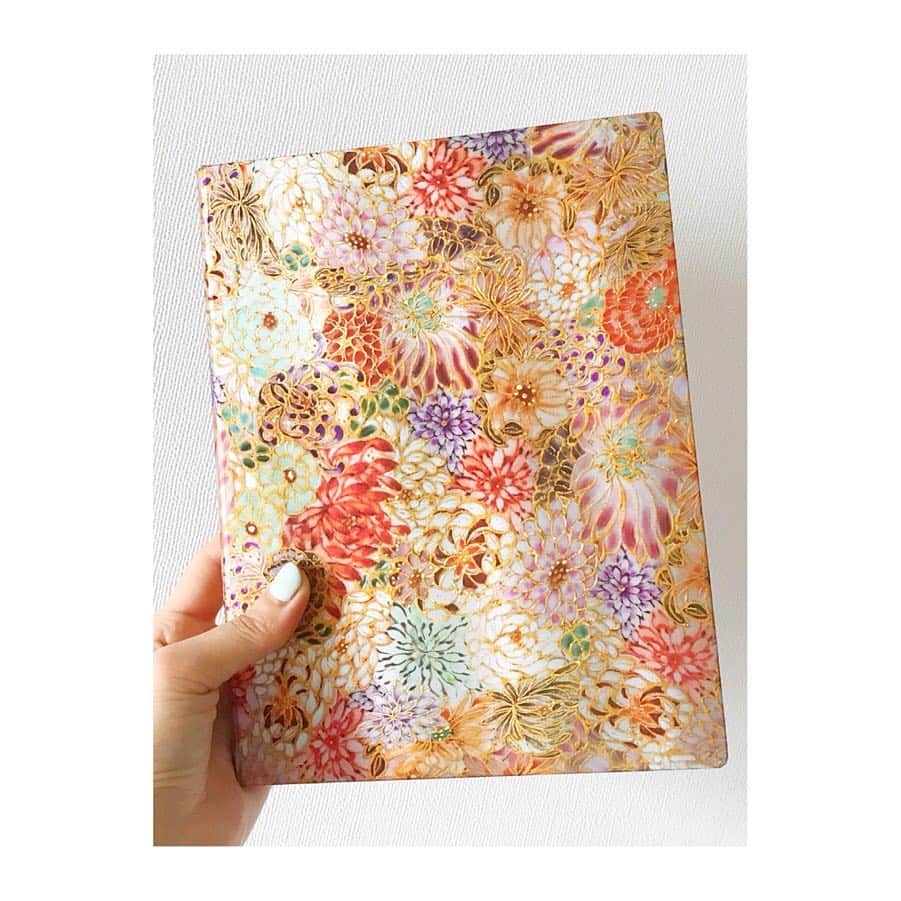 藤森香衣さんのインスタグラム写真 - (藤森香衣Instagram)「菊と小花。 @kazumiryu365 からのプレゼント😊  作品名「小花詰め Kikka」  一瞬、イタリアのかと思ったら、亀江道子さんという日本人の方のデザイン。 「京薩摩焼」の伝統技法を用いながら、 陶磁器に色絵金彩で絵付けを施した作品をノートなどにしたもの。  平成最後の日に思うことは、 「平和」であるからこそ、アートもアーティストも技術や才能を開花できる。 ・ 現に“数百年平和だった江戸時代”に、日本人の美意識は 世界に類を見ないものへと昇華していた。  なので、亀江さんのようなアーティストは、 日本と世界の未来への希望だと思う。  令和も、戦争のない平和な世を築けますように🕊  Artwork #michikokamee  The name “Kikka” translates from the Japanese word for chrysanthemum.  Similar to the cherry blossom (sakura), the chrysanthemum is a revered national symbol of Japan.  This design was created in the traditional “Satsuma” style (17th–19th centuries), with gilded polychromatic enamel overglaze applied to the surface in a variety of delicate brush strokes.  #art #Flower #design #note #pencase #japan #handmade #instagramjapan  #菊 #小花柄 #陶磁器 #模様 #亀江道子 #アート #陶芸家 #大人な贅沢  #ノート #ペンケース #伝統 #文化 #日本 #美意識 #美しい #芸術品 #美術品 #平成最後の日 #平和 #令和 #ありがとうございます」4月30日 13時29分 - kaefujimori