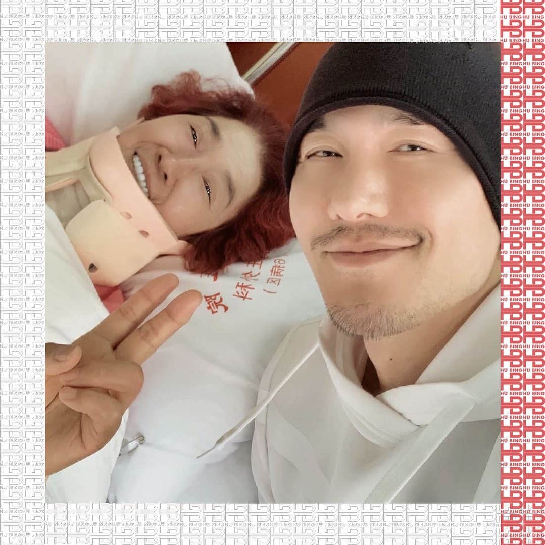 フー・ビンのインスタグラム：「The reason we asked Dr Yuan to perform the surgery is plain simple. He did a “Mission Impossible” 20 years ago to my dad’s severe fracture and my dad went back to work 15 days after the operation. This time around, technology became much more advanced, but I believed solely because of Dr Yuan’s skill and knowledge. Fun fact also: Dr Yuan’s Chinese Zodiac is also 🐷 like me!」