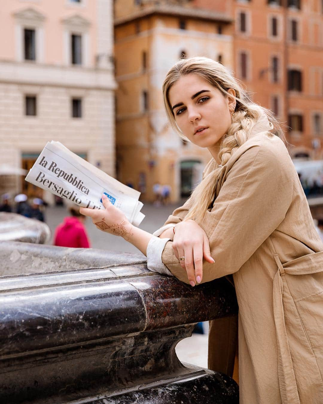 ナタリア・マリフさんのインスタグラム写真 - (ナタリア・マリフInstagram)「Несколько снимков на площади Piazza della Rotonda у Пантеона.  Ph: @siberian_in_rome  С начала постройки и до введения христианства Пантеон был посвящён семи главным римским богам — Юпитеру, Венере, Нептуну, Марсу, Меркурию, Плутону и Сатурну. Также внутри храма находилась статуя обожествлённого Цезаря.  Современный Пантеон построен в 126 году н. э. при императоре Адриане на месте предыдущего Пантеона, выстроенного за два века до того Марком Випсанием Агриппой (около 25 года до н. э.). Располагается на площади Пьяцца-делла-Ротонда.  #римскиеканикулы #пантеон #malykh_trip #photoshoot #travel #pantheon #italy #piazzarotonda #rome #romeitaly #roma #larepubblica #рим #италия #фотографвриме」4月30日 13時43分 - natalia_malykh_17