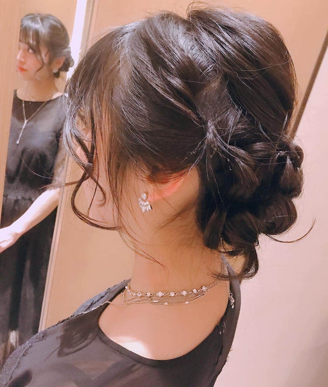 根岸愛のインスタグラム：「結婚式ということで いつもお世話になってる 美容室(@threeharajuku )で ヘアセットしてもらいました🥳 #結婚式 #結婚式ヘアアレンジ #まとめ髪 #美容室 #hair #hairarrange #weddinghair」