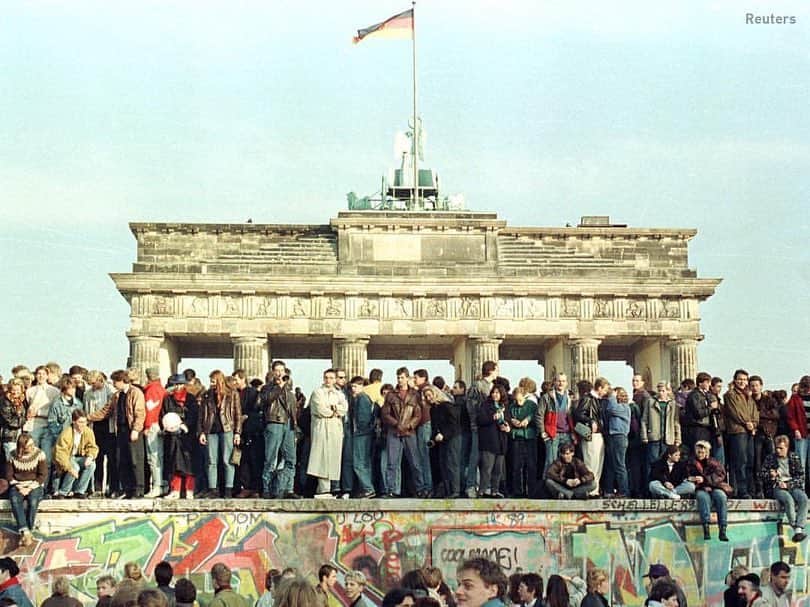 ONE MEDIAさんのインスタグラム写真 - (ONE MEDIAInstagram)「. みんなにとっての平成って、どんな時代だった？﻿﻿﻿ ﻿﻿﻿ 私たちにとって、当たり前だった元号「平成」もとうとう終わり。﻿新しく「令和」になるけど、その前にちょっと平成を振り返ってみよう。﻿﻿﻿ ﻿﻿﻿ 【1989、平成元年】ベルリンの壁を開放﻿﻿﻿ 平成元年11月9日、東ドイツは国民の西ドイツへの出国の自由を認めた。﻿人々はドイツを東と西に分断していた「ベルリンの壁」を破壊。﻿﻿﻿ ﻿﻿ 「国の在り方を決めるのは自分たちだ！」という東西ドイツ国民によるデモが、冷戦が終わらせるきっかけとなった。﻿﻿﻿ ﻿﻿﻿ 【1994、平成6年】向井千秋さんが宇宙へ﻿﻿﻿ 平成6年7月8日、日本人初の女性宇宙飛行士、向井千秋さんが宇宙へ飛び立った。﻿向井さんは今年で66歳。「もう一度宇宙に行きたい。行くとしたら月です」と話している。 ﻿﻿﻿ ﻿﻿﻿ 【1998、平成10年】Microsoft「Windows 98」日本語版発売﻿﻿﻿ 平成10年7月25日、マイクロソフトが日本語の「Windows 98」を発売した。﻿﻿﻿ 店頭には人が殺到。一般の家庭にPCが広がる大きなきっかけになった。﻿﻿﻿ ﻿﻿﻿ 【2006、平成18年】iPS細胞の作成の成功﻿﻿﻿ 平成18年、京大の山中伸弥教授の研究グループが、さまざまな細胞になれる能力を持たせた細胞﻿﻿﻿ 「iPS細胞」を作ることに成功した。﻿﻿﻿ ﻿﻿﻿ これからの医療の可能性を大きく広げ、2012年にはノーベル医学生理学賞を受賞している。﻿﻿﻿ ﻿﻿﻿ 【2007、平成19年】初代iPhone発売﻿﻿﻿ 平成19年6月29日、アップルが初代iPhoneを発売した。発売日には人が殺到。﻿﻿﻿ ﻿﻿﻿ その後、iPhoneは爆発的に売れ、全世界で使用されるきっかけとなった。﻿﻿﻿ ﻿﻿﻿ 【2008、平成20年】バラク・オバマ氏がアメリカ大統領に﻿﻿﻿ 平成20年11月4日、バラク・オバマ氏がアメリカ大統領に当選、アメリカ初のアフリカ系大統領となった。﻿﻿﻿ ﻿﻿﻿ 2016年には、現職として初めて広島市の平和記念公園を訪れている。﻿﻿﻿ ﻿﻿﻿ 【2014、平成26年】マララさんがノーベル平和賞を受賞﻿﻿﻿ 平成26年12月10日、マララ・ユスフザイさんがノーベル平和賞を受賞した。﻿﻿﻿ ﻿﻿﻿ 女性や子どもの教育の権利を訴え続けてきた彼女の活動が、全世界に認められた瞬間だった。 ﻿﻿﻿ ﻿﻿﻿ 【2016、平成28年】選挙権の年齢が20歳から18歳に引き下げ﻿﻿﻿ 平成28年6月19日、日本の選挙権の年齢が18歳となった。﻿今までよりも若者の声を政治に反映させられるチャンスが増えたということ。﻿﻿﻿ ﻿﻿﻿ 【2017、平成29年】フィギュアスケートの羽生結弦選手が世界歴代最高点を獲得﻿﻿﻿ 平成29年12月12日、羽生結弦選手がバルセロナで行われた大会で、世界で最高得点を叩き出した。﻿﻿﻿ 今、若いスポーツ選手が次々と世界に羽ばたいていってる。﻿﻿﻿ ﻿﻿﻿ 【2019、平成31年】台湾で同性婚が合法に、アジア初﻿﻿﻿ 平成31年2月22日、台湾で同性婚の合法化が閣議決定された。﻿﻿﻿ ﻿﻿﻿ 正式な施行は5月24日だけど、待ちきれずに婚姻届の受付を予約するカップルたちもいるという。﻿﻿﻿ ﻿﻿﻿ ﻿﻿﻿ 今、私たちは、自分が願えば割となんでも叶う時代に暮らしている。﻿﻿﻿ ﻿﻿﻿ テクノロジーもどんどん発達して、行けない場所も、できないことも少なくなってきた。﻿﻿﻿ 人種や性別による差別を「許さない」風潮も、世界的に少しずつ強まってきている。﻿﻿﻿ ﻿﻿ そう考えると、平成って今までになく「自由」になれる時代だったんじゃないかって思う。﻿﻿﻿ ﻿﻿﻿ でも、同時に今「将来への希望がある」と答える日本の若者は約60%  他の国と比べても低い。﻿﻿﻿ なんでも選択できるようになった私たちにはお手本がない。自由だからこそ迷うのかもしれない。﻿﻿﻿ ﻿﻿﻿ きっとこの不安は、平成が終わって令和になってもこのまま続く。﻿今まで以上に目まぐるしく変わり続ける世の中で、みんなが目指すべきお手本が現れることはきっともうない。﻿﻿﻿ ﻿﻿ でもね、今の社会がこんなふうにできてしまっているからこそ、私はタフでいようと思ってるの。﻿﻿ ﻿﻿ 私たちの選択肢はこれからもっと増えていく。﻿﻿ それは、正解がなくて迷う人も増えるってこと。﻿﻿ ﻿﻿ けれどこの不安は必ず晴れる、自分で解消するって信じ、苦しくてもタフに考え続けることが希望を生むんだと思う。﻿﻿ ﻿﻿ まあ、とりあえずは目の前のものを全部使いこなして、疲れたらグチでも言い合って…﻿一緒に令和を生き抜いていきましょう。﻿﻿﻿ ﻿﻿﻿ 不安を越えた先には、きっと面白い景色があるはずだから！﻿﻿ ﻿﻿ 文: @enmami000﻿﻿ ﻿﻿ 出典: 内閣府「子ども・若者白書」」4月30日 13時37分 - onemediajp