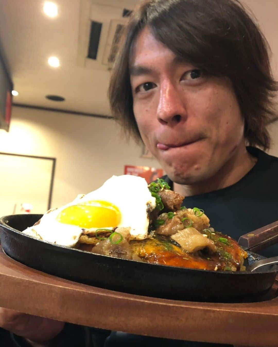 宮崎大輔さんのインスタグラム写真 - (宮崎大輔Instagram)「試合勝ちました❗️ 今日は久しぶりの休みなのでとこしえで広島焼き〜  #ハンドボール #handball #とこしえ #広島焼き  #宮崎大輔 #bennu」4月30日 13時44分 - daisuke7_official