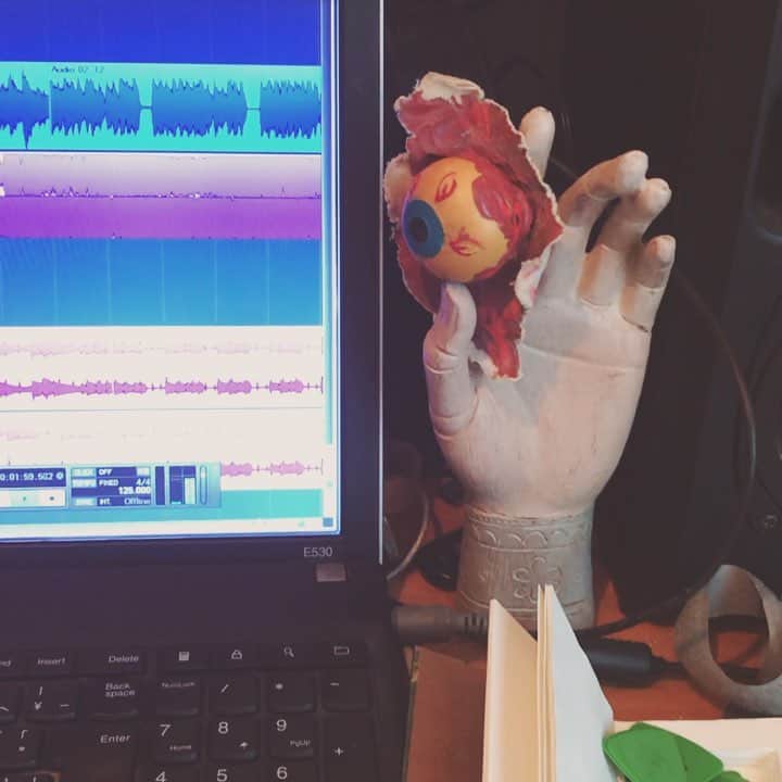 のインスタグラム：「平成最期の曲作り。 いい曲が出来てると思うんだ  そして、このままPCの前で令和を 迎える気がするんだ  #downy #downyjapan #downyband」