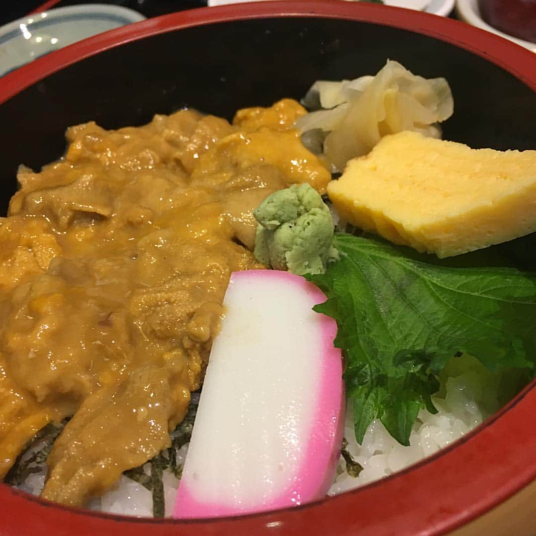 大湯みほさんのインスタグラム写真 - (大湯みほInstagram)「……… いくらドーーン✨ サーモンドーーン✨🍣 うにドーーーーン✨🐡🐠🐟 ・ 弾丸🚗福島ツアー✨地元の美味しいものを食べたり、おっちゃんおばちゃんと仲良くなったり😊お腹いっぱい笑顔いっぱい✨東北は漬け物がとりあえず、うまいっ✋ ・ #gw #drive #seafood #bowl #donburi #fukushima #iwaki #uni #ikura #salmon #food」4月30日 13時47分 - nukazukemiho0320