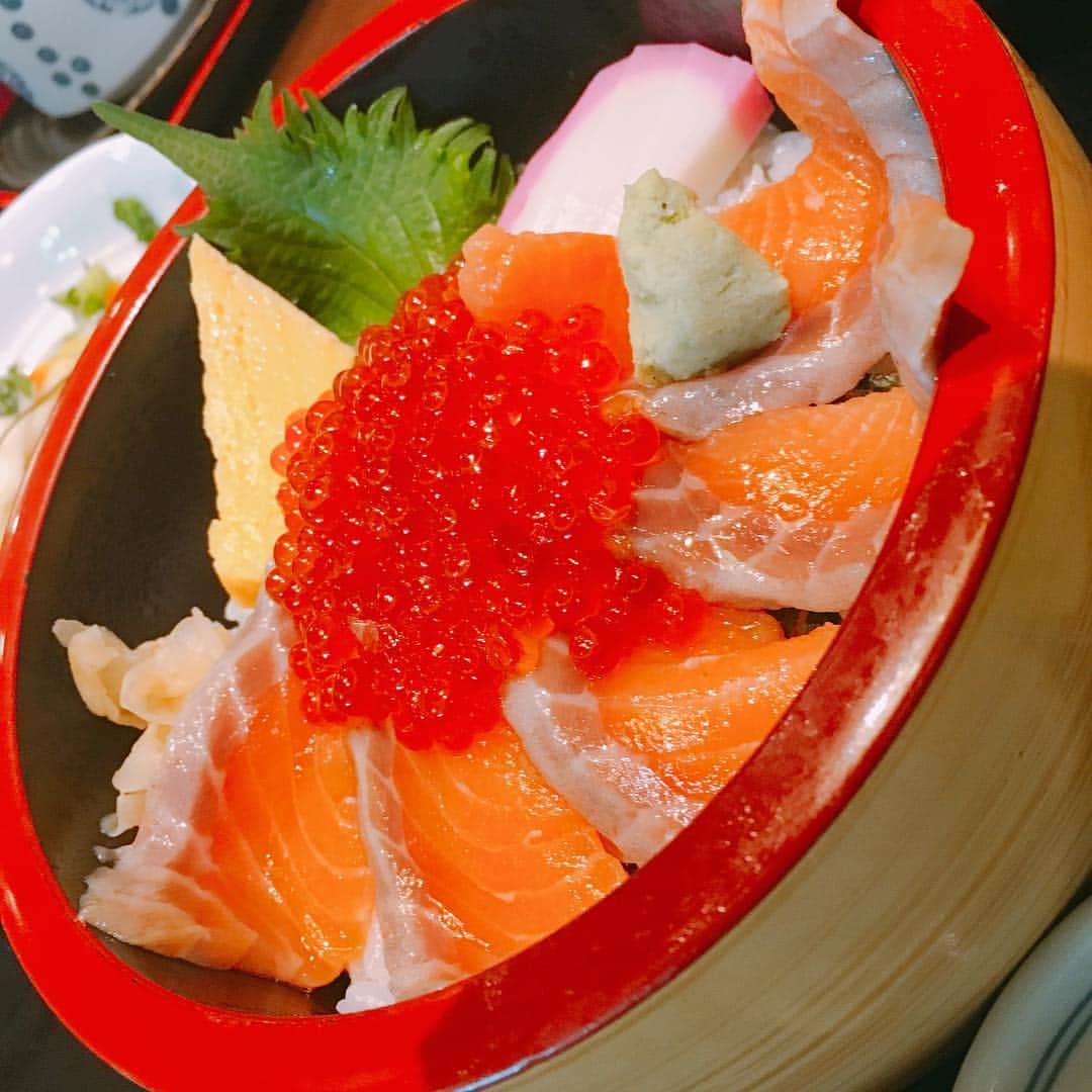 大湯みほさんのインスタグラム写真 - (大湯みほInstagram)「……… いくらドーーン✨ サーモンドーーン✨🍣 うにドーーーーン✨🐡🐠🐟 ・ 弾丸🚗福島ツアー✨地元の美味しいものを食べたり、おっちゃんおばちゃんと仲良くなったり😊お腹いっぱい笑顔いっぱい✨東北は漬け物がとりあえず、うまいっ✋ ・ #gw #drive #seafood #bowl #donburi #fukushima #iwaki #uni #ikura #salmon #food」4月30日 13時47分 - nukazukemiho0320