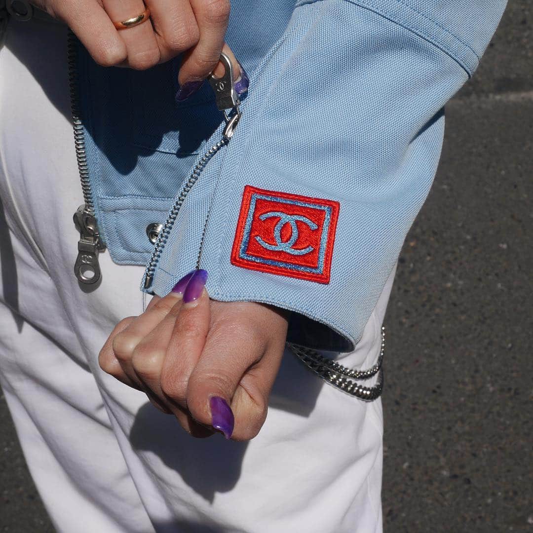 Vintage Brand Boutique AMOREさんのインスタグラム写真 - (Vintage Brand Boutique AMOREInstagram)「Chanel sport-line big logo lining Jacket. Size 36.▶︎Free Shipping Worldwide✈️ ≫≫≫ DM for more information 📩 info@amorevintagetokyo.com #AMOREvintage #AMORETOKYO #tokyo #Omotesando #Aoyama #harajuku #vintage #vintageshop #ヴィンテージ #ヴィンテージショップ #アモーレ #アモーレトーキョー #表参道 #青山 #原宿#東京 #chanel #chanelvintage #vintagechanel #ヴィンテージ #シャネル #ヴィンテージシャネル #amorewardrobe #アモーレワードローブ」4月30日 13時48分 - amore_tokyo