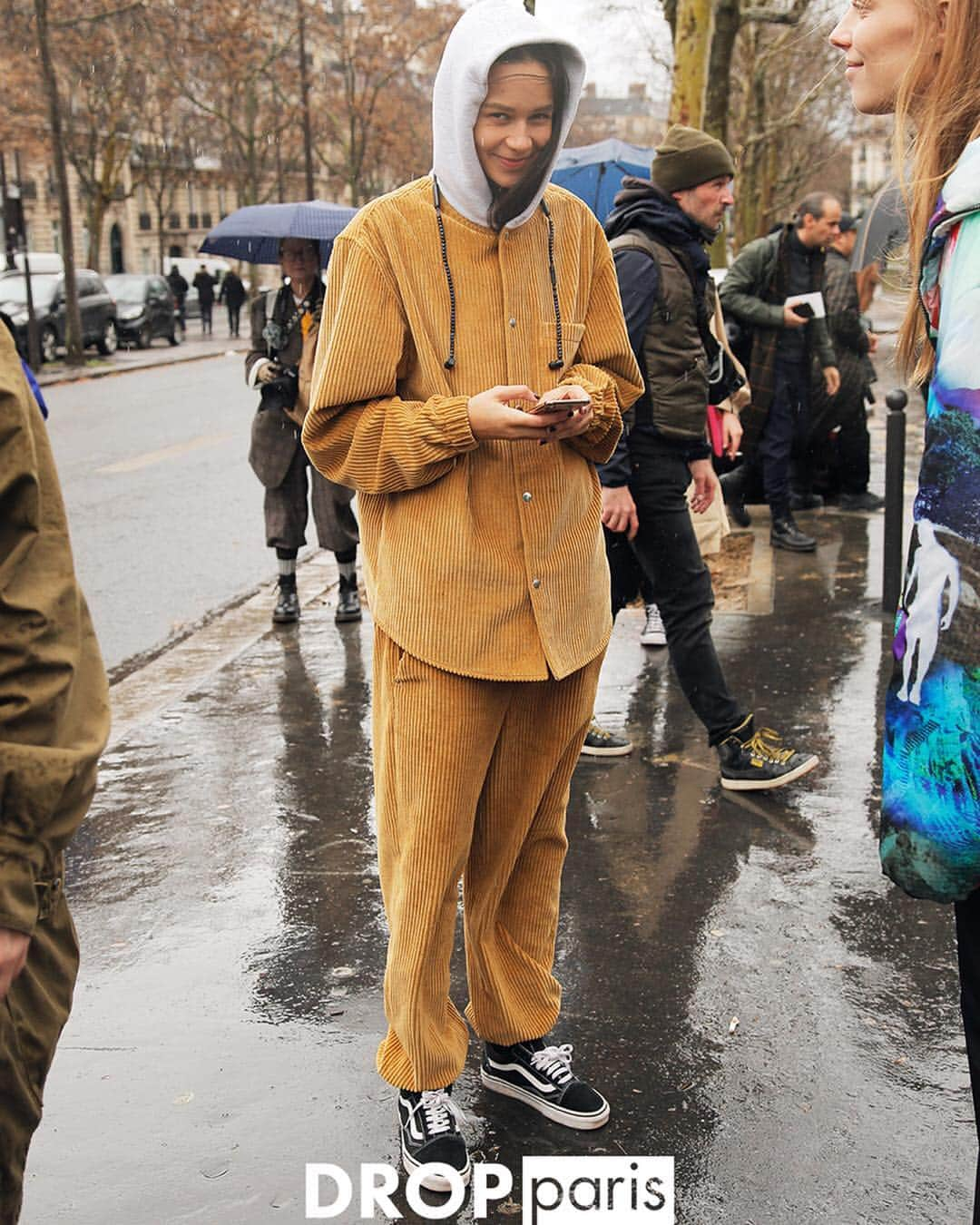 Droptokyoさんのインスタグラム写真 - (DroptokyoInstagram)「PARIS STREET STYLE #🇫🇷@drop_paris #streetstyle#droptokyo#paris#france#streetscene#streetfashion#streetwear#streetculture#tokyofashion#japanfashion#fashion#parisfashionweek#パリ#parisstreetstyle#parisfashion#pfw#rapper#ストリートファッション#pfw19#小松菜奈  Photography: @keimons」4月30日 13時49分 - drop_tokyo