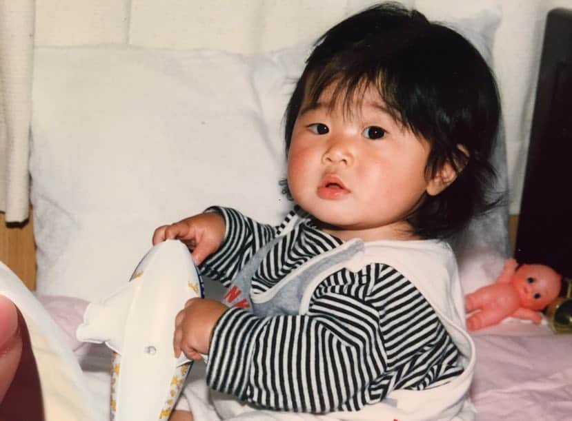 のインスタグラム：「ありがとう平成。 みなさんが幼少期の写真をあげているので私も！  人生のほとんどを平成で過ごした私。 平成が終わるのはちょっぴり寂しい気持ちです。  小学２年生の頃にアナウンサーになりたいと思い、夢を叶えることが出来たのは22歳の時。  これまでたくさんの方に出逢い、たくさんの場所に行って、いろんな経験をして、たくさんの感情を味わいました。そんな人生に感謝です。  そして、これからもよろしくお願いします！ 令和も良き時代になりますように✨  #平成 #令和 #平成最後の日 #ありがとう平成 #よろしく令和 #平成の大晦日 #いよいよ令和 #新時代 #富山 #アナウンサー #林藍菜」