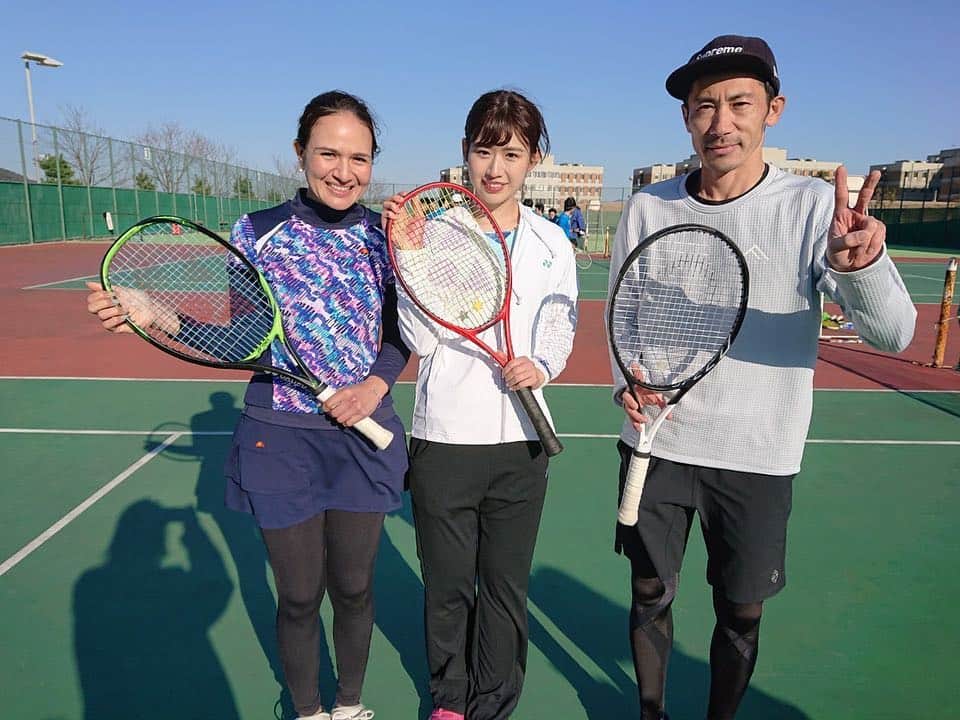 瀬間友里加のインスタグラム：「スマッシュ6月号発売中です🎾 今回のTENIGOは名古屋へ!!メンバーはあかりん @akari_miyagi とチョップリン西野さん !@choplin_nishino  男子テニス部のみんな明るくてアドバイスも真剣に聞いてくれて嬉しかったです😊 ありがとうございました！ #テニス女子 #部活 #テニスイベント @smash_monthly21 #スマッシュ」