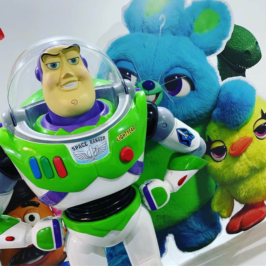 平野綾さんのインスタグラム写真 - (平野綾Instagram)「六本木ヒルズの《PIXARのひみつ展》も早く観たいのですが、﻿ 『トイ・ストーリー4』公開記念で六本木ヒルズのなかがコラボだらけ✨✨✨﻿ ﻿ 一緒に写真撮れるの❤️❤️❤️﻿ ﻿ ﻿ キャラでいうと断然マイク推しなんですが、﻿ 作品はMr.インクレディブルが好き⚡️﻿ ﻿ ﻿ ﻿ #pixarのひみつ展 #六本木ヒルズ﻿ #トイストーリー4 #toystory4  #monstersinc #mrincredible  #pixar  #ayahirano #平野綾」4月30日 13時57分 - a_ya.hirano