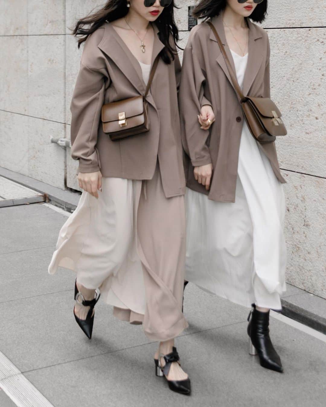 徐琁さんのインスタグラム写真 - (徐琁Instagram)「跟最美雙胞胎致敬 @manjumilin @egg204  再穿上他們的聯名款 這次的聯名都好美啊～～～～～ （讓我旋轉3圈） 而且沒想到我跟我妹蠻像的🤣 📷Photo by @zoeeeelin  #meierqxmlcrazybuy #coslikestowear」4月30日 13時59分 - cos55555