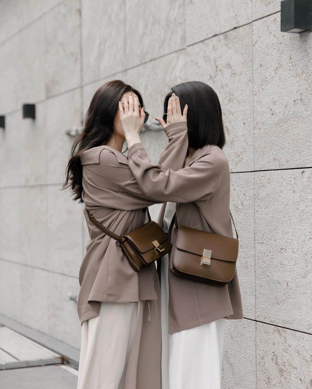 徐琁さんのインスタグラム写真 - (徐琁Instagram)「跟最美雙胞胎致敬 @manjumilin @egg204  再穿上他們的聯名款 這次的聯名都好美啊～～～～～ （讓我旋轉3圈） 而且沒想到我跟我妹蠻像的🤣 📷Photo by @zoeeeelin  #meierqxmlcrazybuy #coslikestowear」4月30日 13時59分 - cos55555