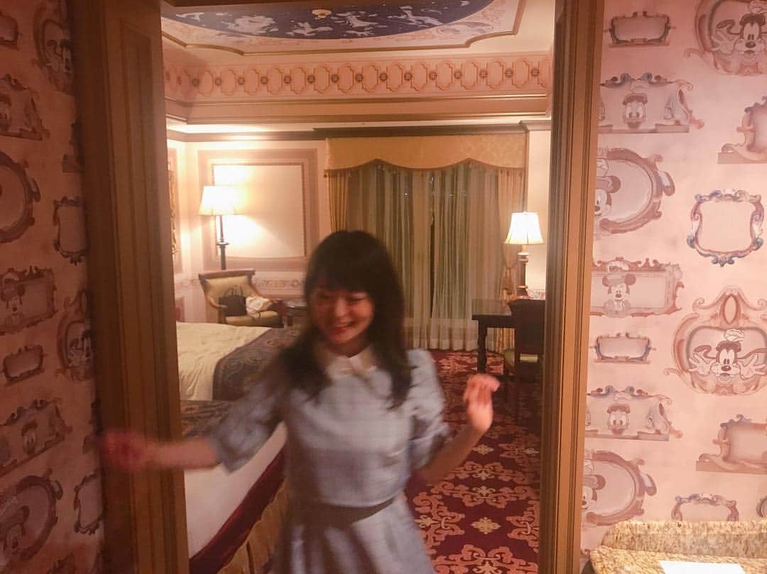 のインスタグラム：「ミラコスタ🌋✩︎⡱ ずっと可愛いに囲まれて幸せ空間でした☺️💓 ・ レストランから開園前のパークみれて大満足(*´°`*) ・ ・  #ホテルミラコスタ #ミラコスタ」