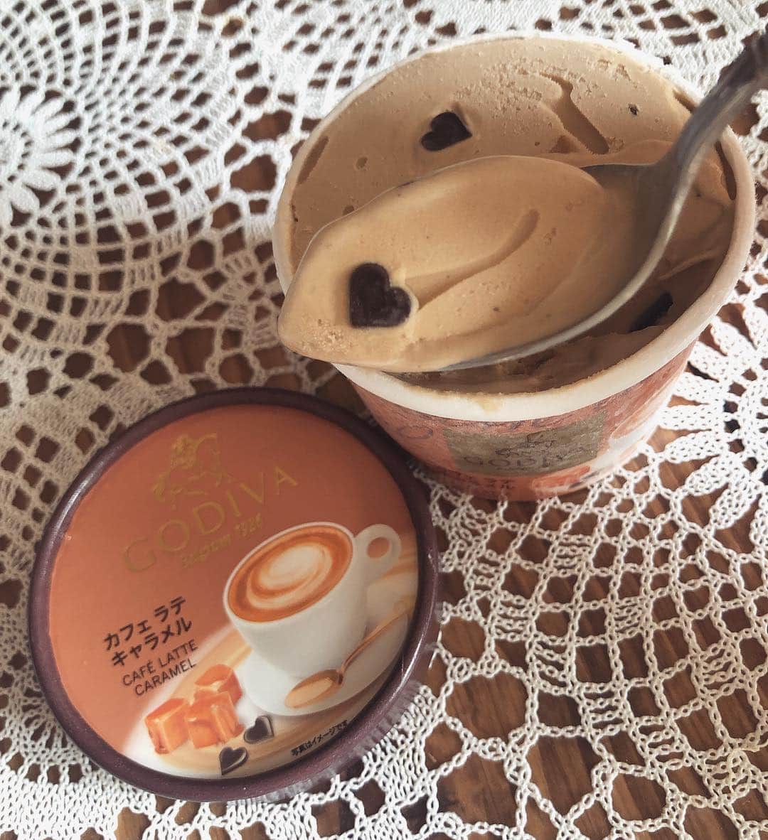 高見侑里さんのインスタグラム写真 - (高見侑里Instagram)「◡̈♥︎ 今日から発売のアイスクリームを早速☺︎ハートのチョコチップ入りです♡ #コンビニ限定アイス #GODIVA #カフェラテキャラメル #平成最後の日」4月30日 14時07分 - yuri_takami_official