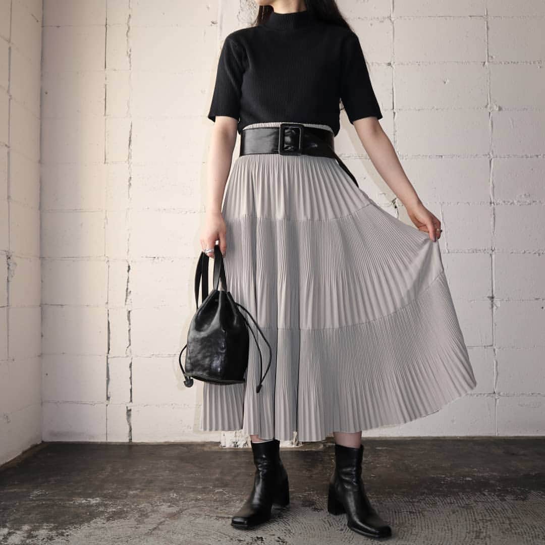 吉祥寺 古着屋 Orfeoのインスタグラム：「Vintage Pleated Skirt Style  #orfeo #kichijoji #tokyo #vintage #used #fashion #coordinate #outfits  掲載商品のお問い合わせはメールにて承っております。コメント、DMでのお問い合わせは受け付けておりませんのでご了承ください。」