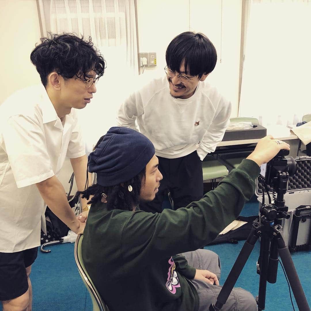 芦沢統人のインスタグラム：「1人舞台のチラシ撮影。 毎回やってもらってるチーム。ありがたき。いいのが出来そうです。 「OLOS #3」は8月16〜18日！ 新宿眼科画廊スペース地下でやります。ご予定空けておいてくださいね。  #olos」