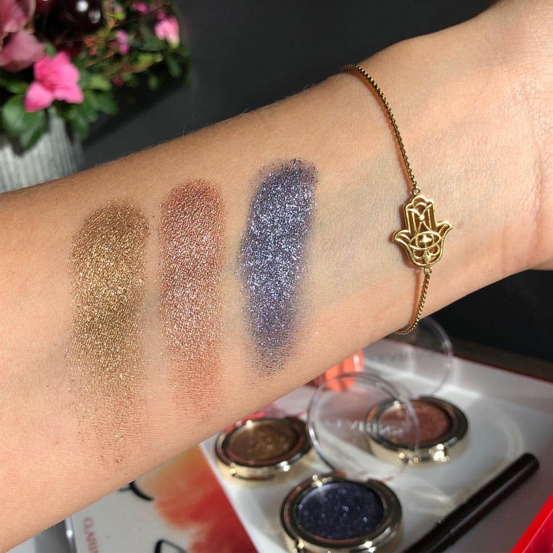 ClarinsUKさんのインスタグラム写真 - (ClarinsUKInstagram)「@teomanning swatches the new Ombré Sparkle Eyeshadows 🤩 L to R: 💫 101 gold diamond 💫 102 peach girl 💫 103 blue lagoon #ClarinsMakeup #ItsAllAboutYou」4月30日 14時23分 - clarinsuk