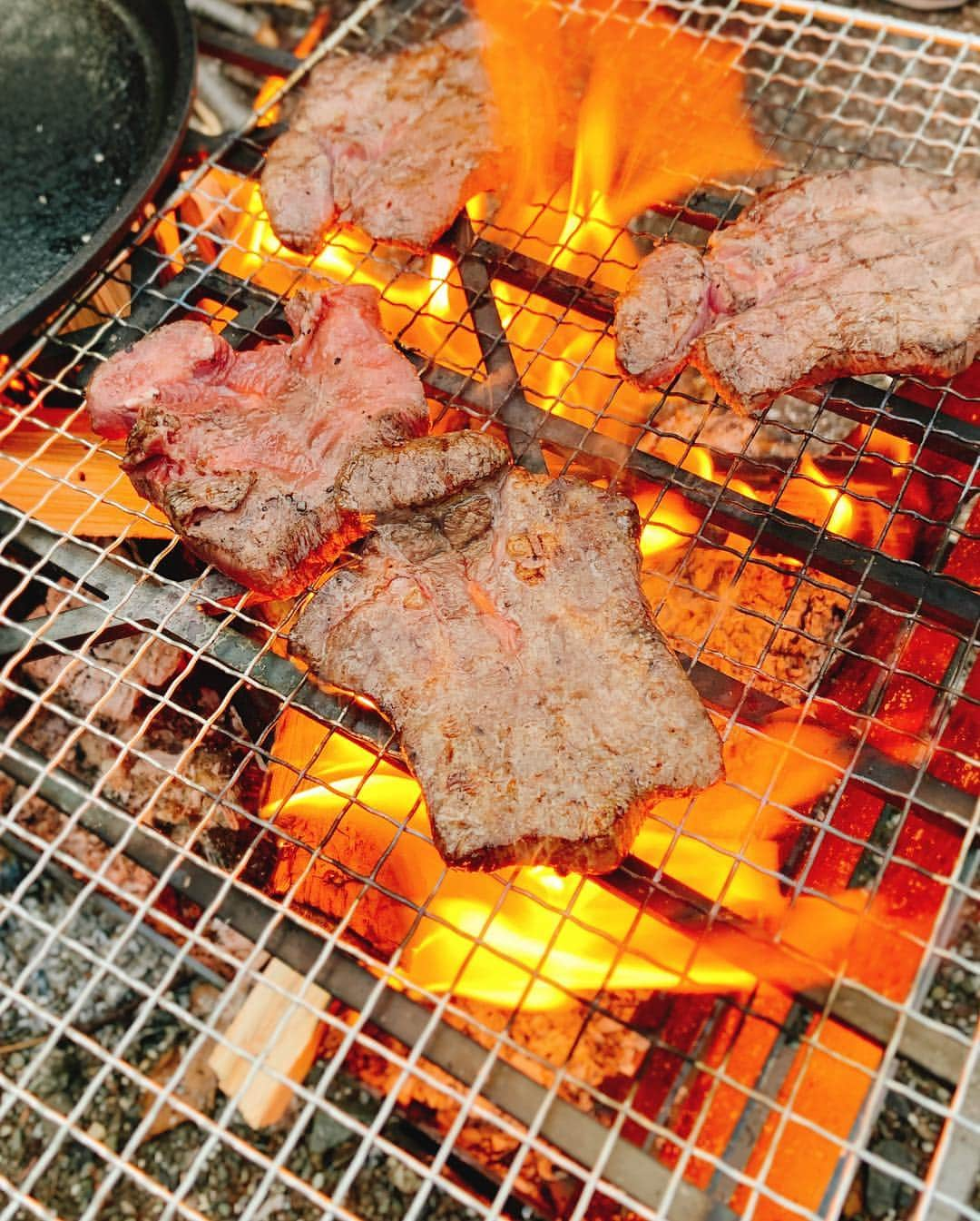 金子貴俊さんのインスタグラム写真 - (金子貴俊Instagram)「キャンプ飯後半！ 肉祭り！ 霜降りのすき焼き！ 中村農場の卵でいただく！ 美味すぎてたまらない😍メロメロ 牛タンも食べ応えあって最高！ ステーキもめっちゃジューシーで、 完璧な肉飯！新筍なども美味しく こんなに感動したキャンプ飯はNo.1かも  #カネコキャンプ#キャンプ#バンコン#キャンピングカー #アウトドア#キャニオンワークス#焚き火台#ホワイトハウス#コンパス#ファミキャン#ファミリーキャンプ #キャンプ道具#キャンプギア#キャンプ用品#キャンプグッズ#キャンプ好き#オートキャンプ #キャンプ飯#肉好き#肉祭り#スキレット #camp#camping#campingcar#campinglife #outdoor#outdoorlife #カネコcamp」4月30日 14時24分 - takatoshi_kaneko