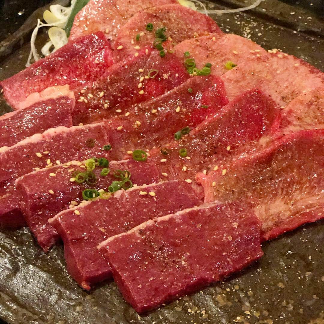 進藤やす子さんのインスタグラム写真 - (進藤やす子Instagram)「去年の夏頃から何かにつけ「平成最後の」言ってるのなんだかな と思ってだけど、さすがにここ1、2週間は言いたくなり！ . 昨日は平成最後の肉の日、久々に#肉カラオケ部 集合〜😆 . 焼肉いのうえ、お初だったけど美味しかった！（吉祥寺や立川にもあるみたい） . 第2部カラオケ🎤は平成も終わるこのご時世に 清貴！ 昭和感満載な選曲、さらにおばさん的平成の歌なんかも笑 . 平成最後の肉の日に相応しい過ごし方でした🥩🎤。楽しかった〜！ . . #肉カラ部 #肉カラ部部会」4月30日 14時27分 - yasukoshindo