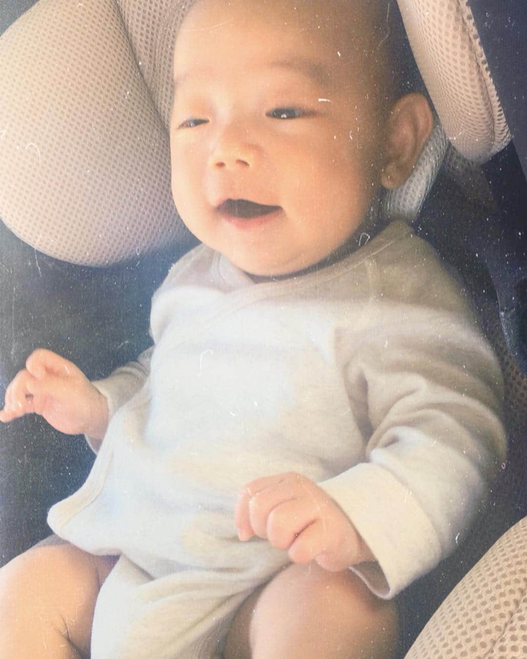 平山奈美のインスタグラム：「L A S T D A Y🧸 .  妊娠9ヶ月から今日までの3ヶ月半、お腹の凪くんに会いに来てくれた皆さま、 お家に抱っこしにきてくれた皆さま、 一緒に遊んでくれた皆さまに、 沢山のありがとうを。  そしてずっと側で支えてくれたじぃじとばぁば、また会いに来るね。  自分の育ってきた故郷で息子と過ごした3ヶ月半は本当に愛で溢れていました。  凪くん、よかったね。 また、帰ってこようね。 熊本と平成、ありがとう、ばいばい。  平成31年4月30日 . #里帰り #熊本 #平成 #男の子ベビー #男の子ママ  #新米ママ #笑顔  #生後2ヶ月 #kumamoto #gw #baby #boy #thankyou  #uniqlo #smile #happy #cute #2months #love #bye」