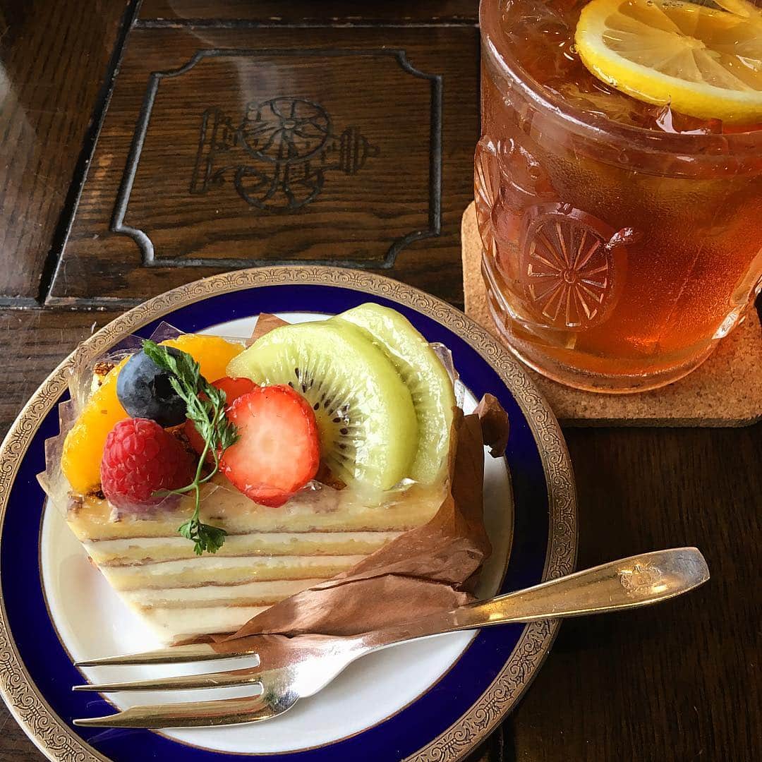 ecruのインスタグラム：「2019/04/30 (tue) 先日の引越しでは、次々とご近所の方が来て下さり、遠くへ行くわけではないのに、申し訳ないくらい色々とお気遣いいただき、感謝と感動の連続でした。 ・ お礼を兼ねて、昨日はご近所さんに会いに😊 急遽、お茶をすることになり、久しぶりのセセシオンのケーキと楽しいお喋りで、すっかりリフレッシュ✨✨ さて、平成最後の日も、片付けに励みます😁💪 ・ #にしむら珈琲 #セセシオン #cake #cafe #kobe #リフレッシュ #暮らし#thankyou #日々 #平成最後の日 #いつもと変わらず #元気で過ごせることに #感謝」