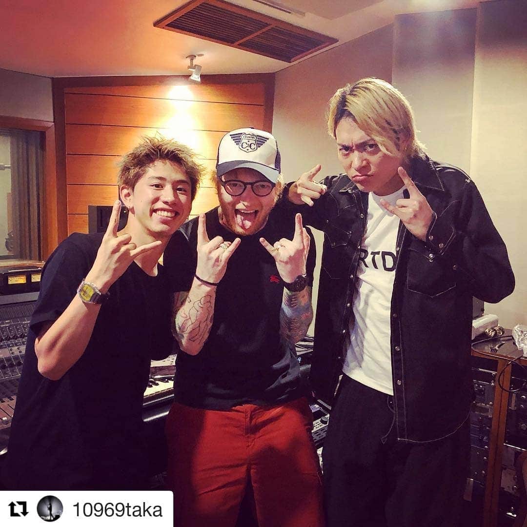 ONE OK ROCKさんのインスタグラム写真 - (ONE OK ROCKInstagram)「#Repost @10969taka (@get_repost) ・・・ We had a studio session with Ed !!! In Thailand 🇹🇭 It was an amazing time!!!!He’s just full of talent #dynamicrecordingstudio #thailand」4月30日 14時51分 - oneokrockofficial
