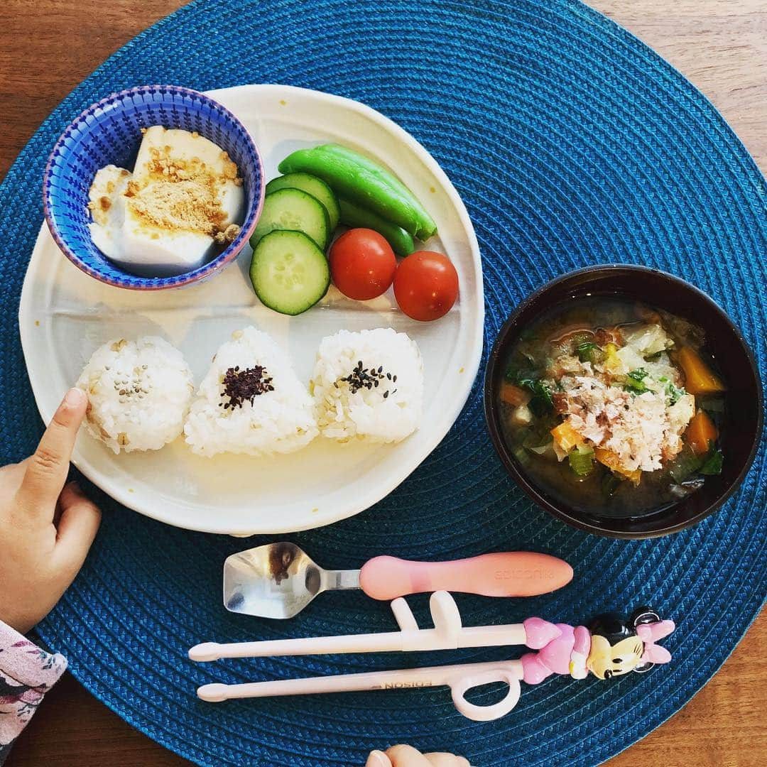 齊藤美絵さんのインスタグラム写真 - (齊藤美絵Instagram)「今朝の娘朝ごはん☀️🍽 ＋○△□おむすび ＋きなこ温豆腐 ＋スナップエンドウ ＋エビベジキュウリ ＋ミニトマト ＋具沢山お味噌汁 (切干し大根・干し椎茸・カボチャ・キャベツ・小松菜・おあげ・新玉ねぎ・本枯鰹節・お味噌)  おむすびは形を変えるだけで 娘も楽しんで食べてくれる♪ 形も学べる。  #育児 #childcare #朝ごはん #娘ごはん #お味噌汁 #にんべんだしアンバサダー #鰹節 #エビベジ #おむすび #フードマエストロ #foodmaestro #キュン手 #ツタエルヒト。」4月30日 14時53分 - saitomie