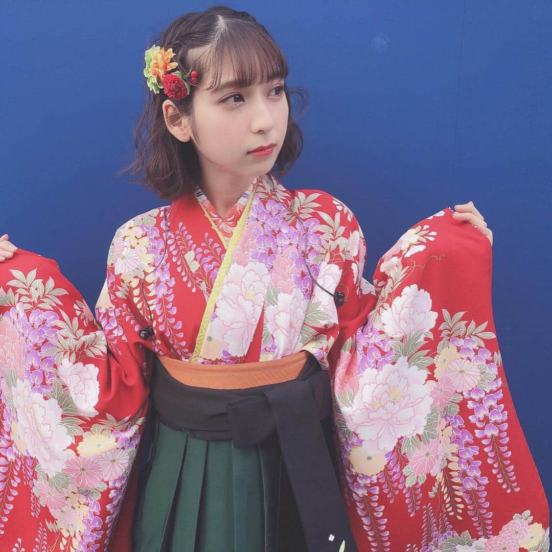 松岡菜摘のインスタグラム：「. . 人生初袴☺︎ 素敵な思い出♡ . #袴 #卒業式 #赤  #緑」