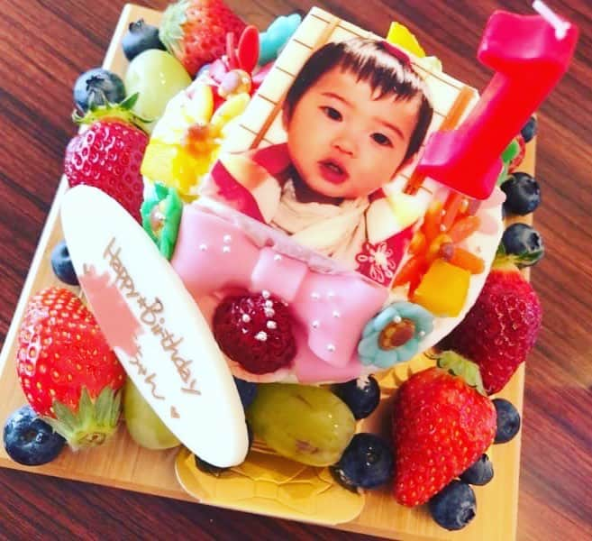 金谷有希子さんのインスタグラム写真 - (金谷有希子Instagram)「. . .【1歳のお誕生日ランチ】 .1歳の初めて食べるケーキは、生クリームではなくヨーグルトで作ったクリーム❣️ . .フルーツも周りに一杯載せました💖 . .詳しくはアメブロからご覧くださいませ✨ . #一歳のお祝い #スマッシュケーキ」4月30日 15時10分 - kanatani_yukiko