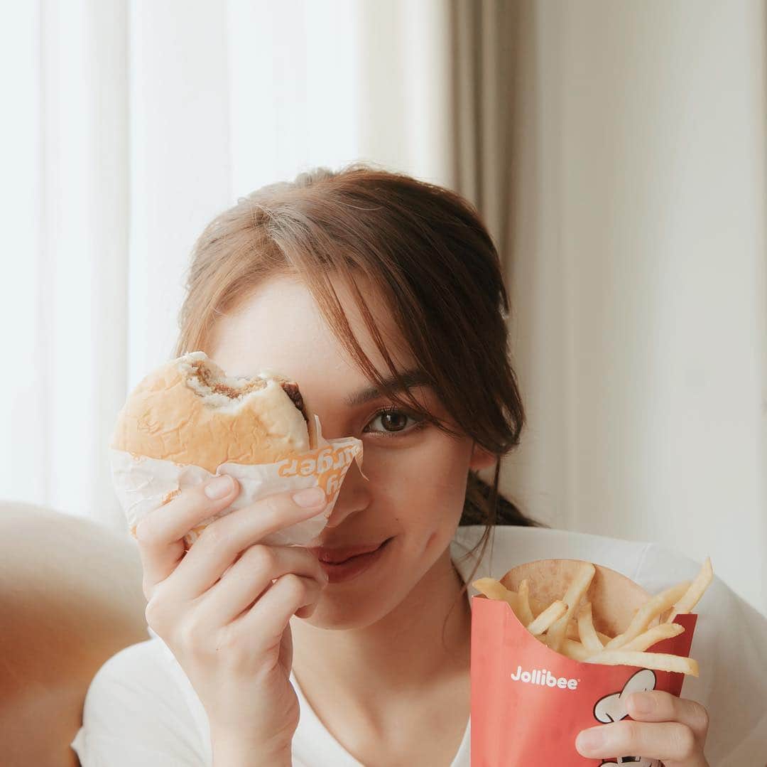 ジュリア バレットのインスタグラム：「What’s for lunch? 🍔 @jollibee」