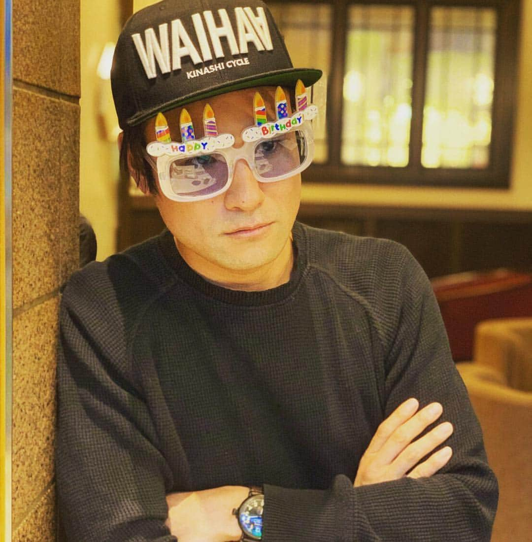 笠原秀幸さんのインスタグラム写真 - (笠原秀幸Instagram)「昨日、平成最後の昭和の日に、36歳の誕生日を迎えました🎂 ・ ・  平成、あるいはこの人生を反芻してみて、どの角度から鑑みても、1人では何もできませんでした。支えてくれて、応援してくださった方たちあっての笠原だったなと思っています。とても感謝しています。ありがとうございました。 ・ ・ 力不足で、悔しい思いもたくさんしました。きっとそれは次の時代でも、たくさんあるとは思うけど、少しでもやりきれる為に、誰かの力に、楽しみになれるように精一杯、精進します。 ・ ・ いや、、いやいや、そんなふざけたメガネをかけながら言われても、説得力が見えてこないよって話ですよね🤷🏻‍♂️ ・ ・ 俺、本日誕生日なんですと自分から言うのはYABOかなって思って、終日、さりげなく誕生日boyであることを演出してました。それはもちろん、ルノアールでも☕️ ・ ・ お世話になってる方がやってくださった誕生日会に、サプライズゲストで、M r.リトル🌰が現れました。 ・ ・ 写真は、💐ごしの🌰、イケてるやん、何んやこれ、って撮っただけです。大きな意味はないです。 ・ ・ 意味も理由もないけれど、令和をもっと、良い時代にしたいです！します！よろしくお願いします🙇‍♂️ ・ ・ みなさんの平成最後の日が、ステキな1日になりますよう🕺 ・  笠原秀幸」4月30日 15時03分 - kasahara_rarara