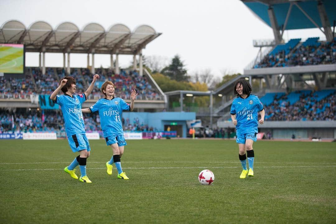 馬渡和彰さんのインスタグラム写真 - (馬渡和彰Instagram)「. 5月17日(金) FRIDAY NIGHT J.LEAGUE 19:00 K.O. vs 名古屋グランパス  当日のハーフタイムショーに出るSHISHAMOさんがクラブハウスにいらしてました！  さっそく帰りの車で『OH!』って曲聞いてたら、流れてくる歌詞に背中押されたのはここだけの話🤫  #SHISHAMO さん #ハーフタイムショー #歌詞に考えさせられる #もっとやろうってなった #おれもそう思わせられるサッカー選手に」4月30日 15時05分 - kazuaki_mawatari