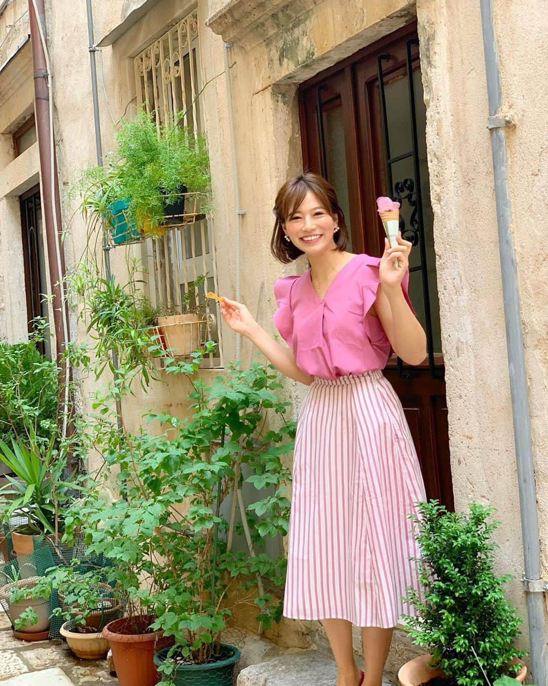 石井里奈さんのインスタグラム写真 - (石井里奈Instagram)「こんにちは🙋‍♀️❤️ . おやつは、りなログ😘✨ ドゥブロヴニクはとっても暑いので街にはたくさんのジェラート屋さんが🍦💕 . ピンクのコーデに合わせてwild berryのジェラートを🍓😋 . setup... @miia_official . このセットアップ17通り選べるの❣️ このピンクの色すごい綺麗で可愛かった❤️ . そしてジェラート何処のお店もめちゃくちゃ美味しい🙏❤️ここじゃなくて、ドルチェビータってゆう有名店も行ったんだけど、そこもめちゃくちゃ美味しかった🤣✨ピスタチオがヒット🙆‍♀️🍦 . また更新します🥺💕 . #ジェラート #pink #ピンク #gelato #icecream #アイスクリーム #setup #クロアチア #croatia #ドゥブロヴニク #dubrovnik #りなまるグルメ #りなまるトラベル #グルメ #グルメ旅 #セットアップ #ピンク好き #ヨーロッパ #europe #fashion #コーデ #ファッション #コーディネート #海外旅行 #旅行 #トラベル #旅行好きな人と繋がりたい #miia」4月30日 15時07分 - ri7tin1025