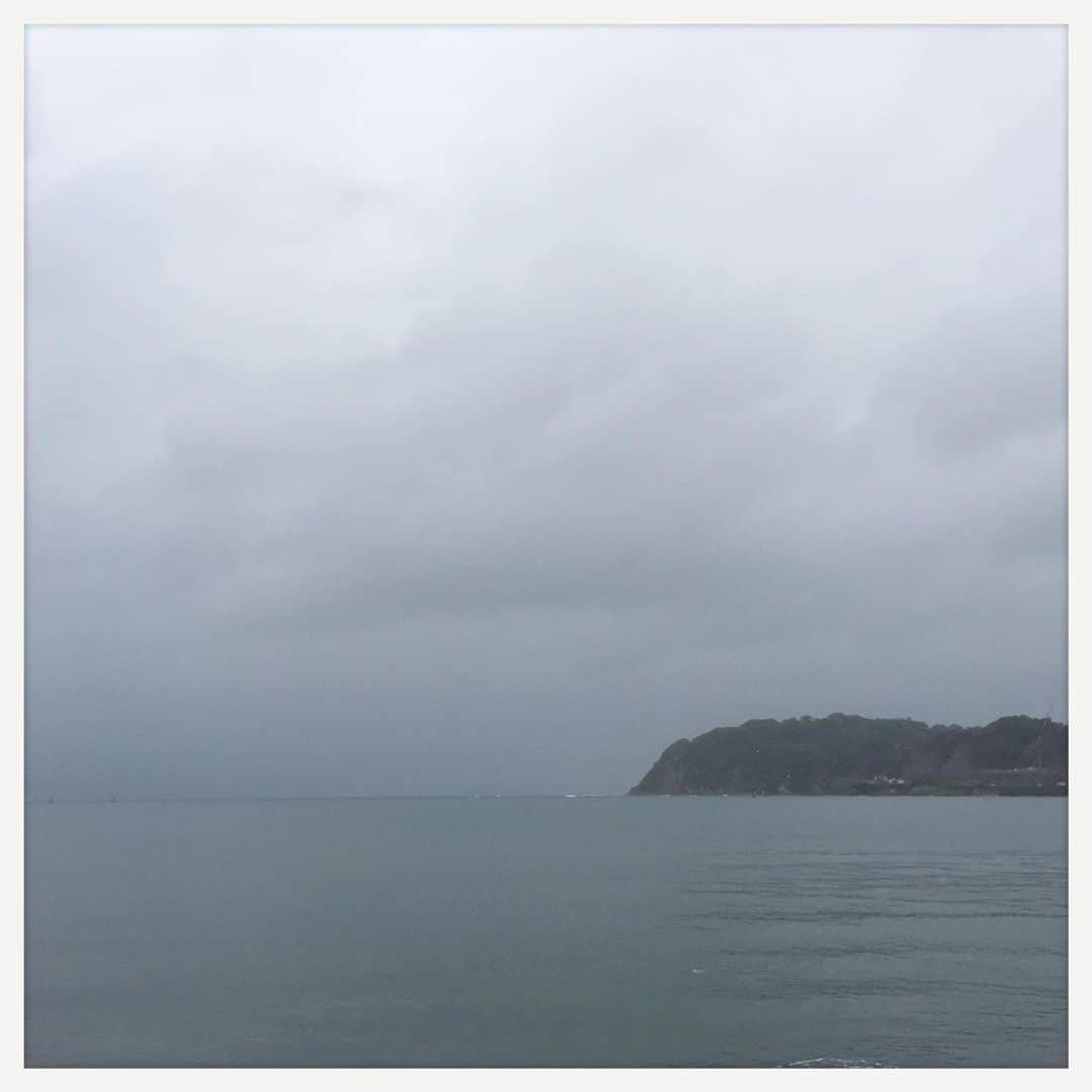 kumikoさんのインスタグラム写真 - (kumikoInstagram)「GWとは思えない静か〜な海。 唯一のお休みが雨がなんて…と思ったけど、静かで心地いいお天気だわ☺️」4月30日 15時08分 - makudeco