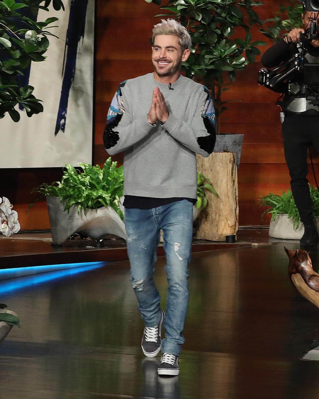Just Jaredさんのインスタグラム写真 - (Just JaredInstagram)「@zacefron met his shirtless wax figure during his @theellenshow interview and even lifted his shirt to compare abs! #ZacEfron #EllenDeGeneres #MadameTussauds Photos: Michael Rozman/Warner Bros.」4月30日 15時08分 - justjared